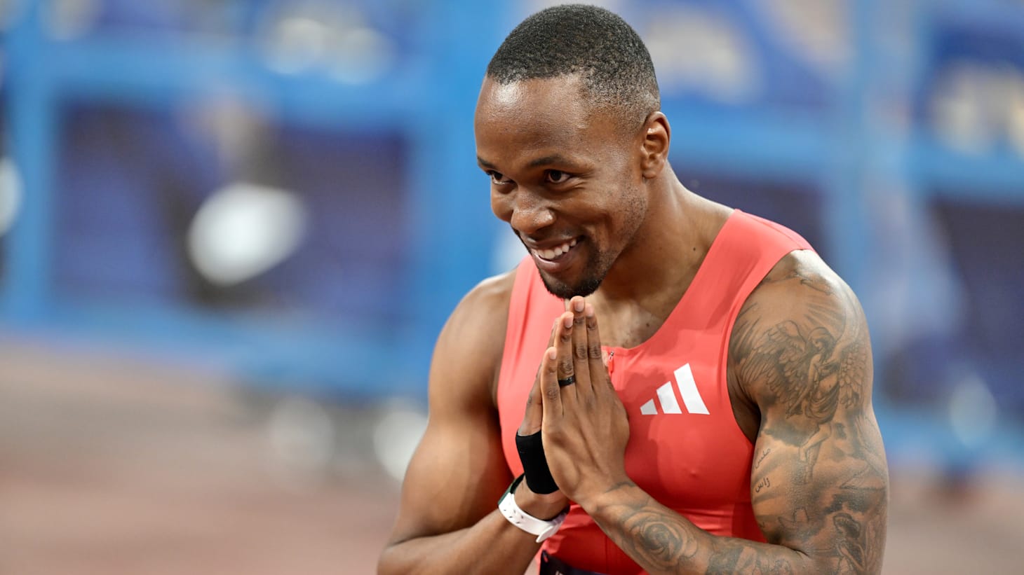 比赛激烈：全球各国选手展现拼搏精神