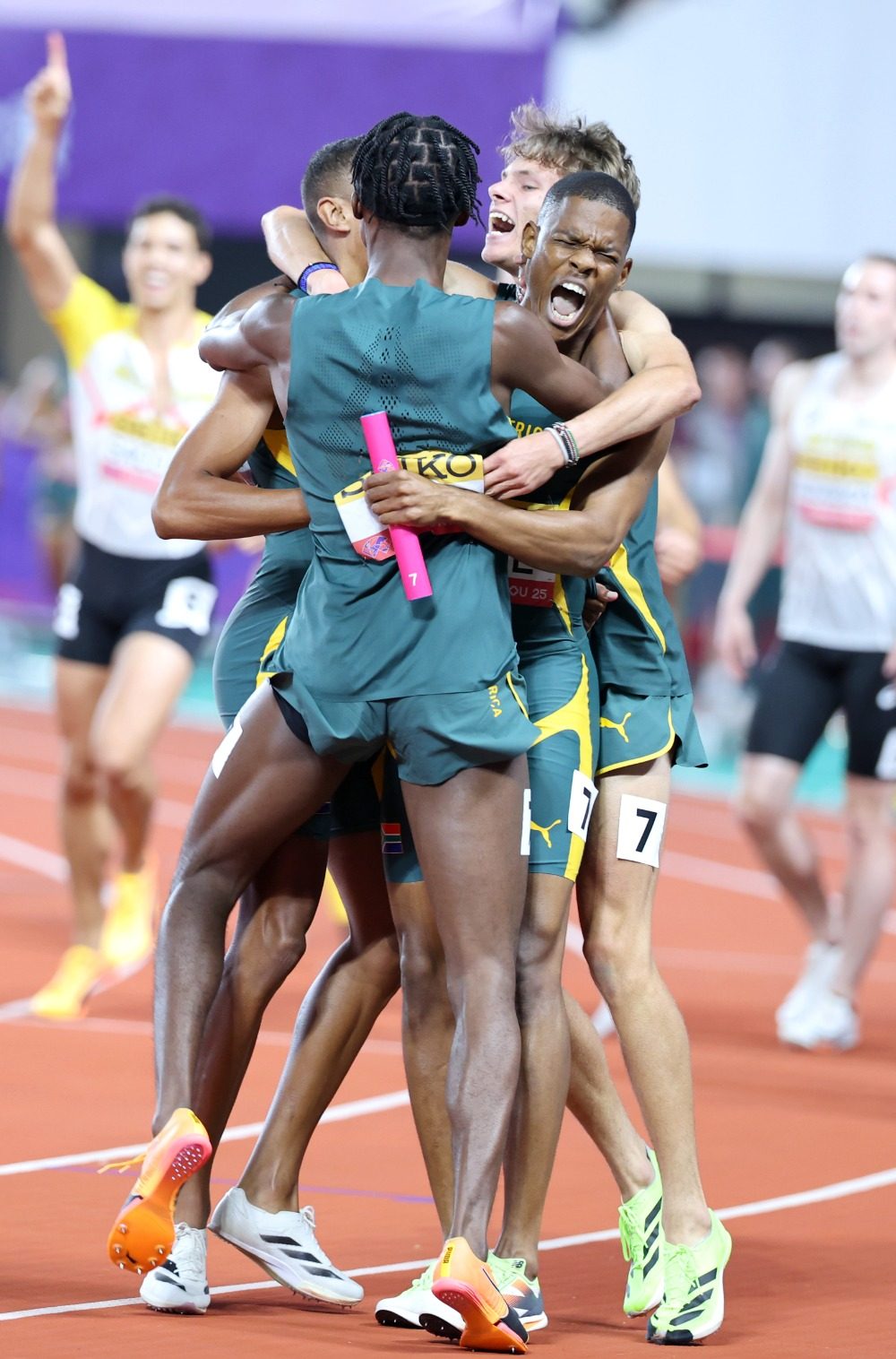 比赛激烈：全球各国选手展现拼搏精神