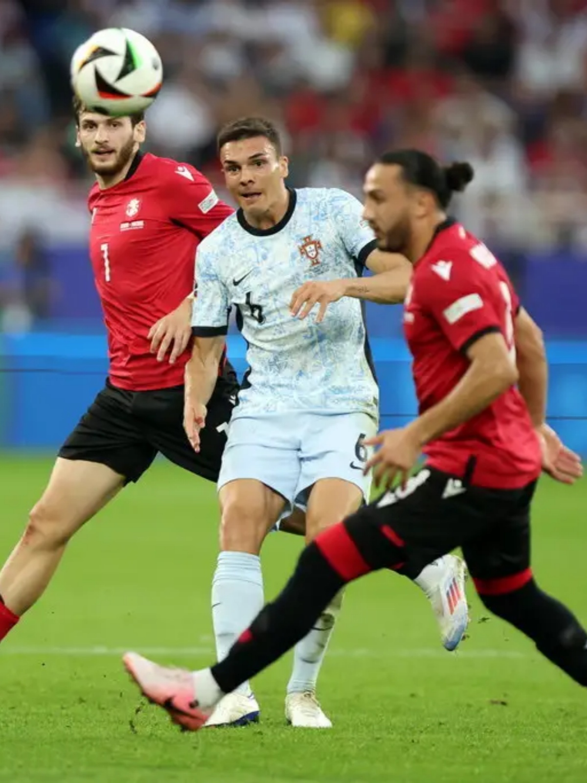 紧张刺激!欧预赛比赛中球队实力碰撞 紧张刺激!欧预赛比赛中球队实力碰撞