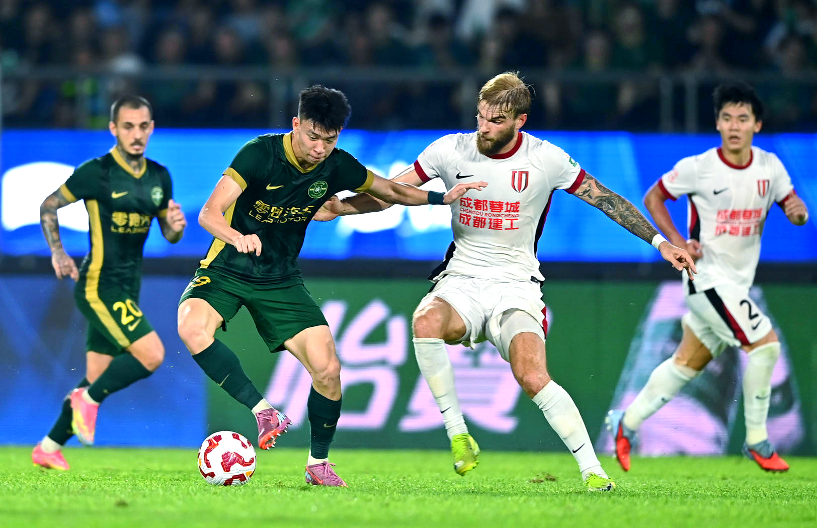 央视体育频道报道中国中超球员未来前景